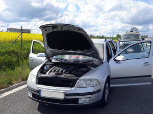 Celníci zastavili na dálnici D3 osobák, našli v něm skoro kilo a půl heroinu