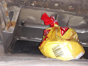 Celníci zastavili na dálnici D3 osobák, našli v něm skoro kilo a půl heroinu