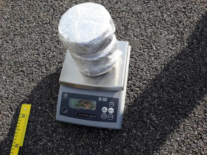 FOTO: Celníci zastavili na dálnici D3 osobák, našli v něm skoro kilo a půl heroinu