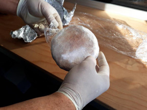 Celníci zastavili na dálnici D3 osobák, našli v něm skoro kilo a půl heroinu