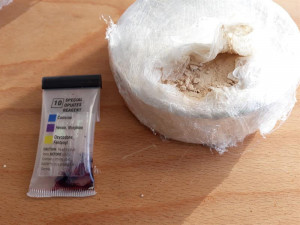 Celníci zastavili na dálnici D3 osobák, našli v něm skoro kilo a půl heroinu