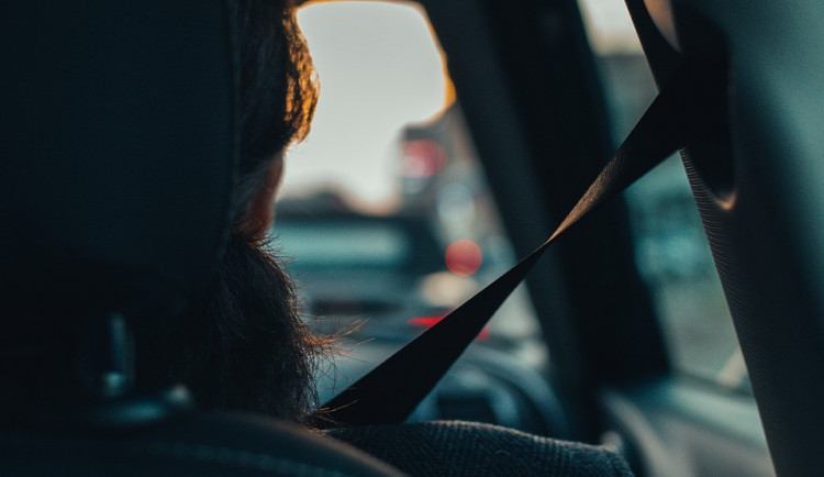 Téměř třetina usmrcených při autonehodách nebyla připoutána
