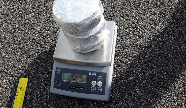 Celníci zastavili na dálnici D3 osobák, našli v něm skoro kilo a půl heroinu