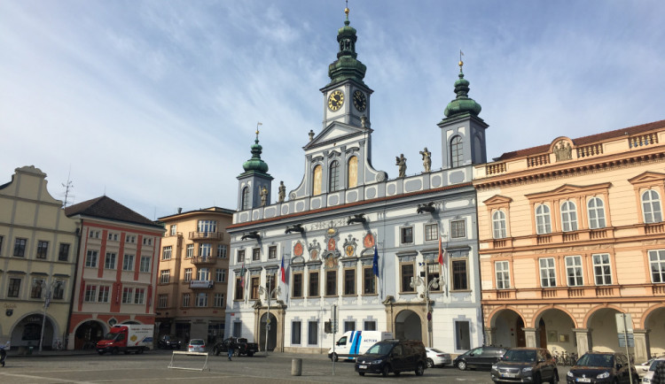 Radnice se zahalí do červené, připojí se k akci AIDS pomoc