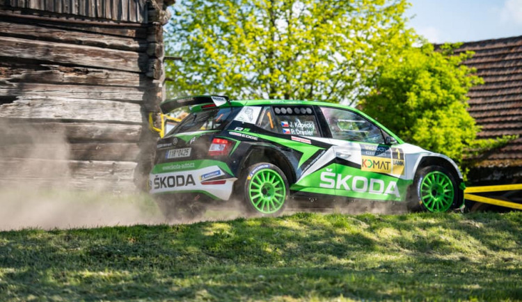 FOTO: Úspěšná premiéra nové soutěžní Fabie. Kopecký ovládl Rallye Český Krumlov, Pech havaroval