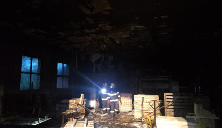 V Rodvínově hořela paletárna, škoda je šest set tisíc korun