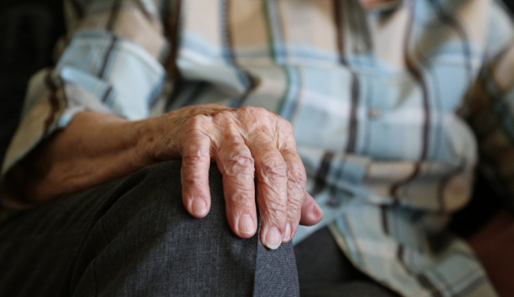 Zhruba 190 tisíc seniorů v Česku nemá starobní penzi ani 10 tisíc korun