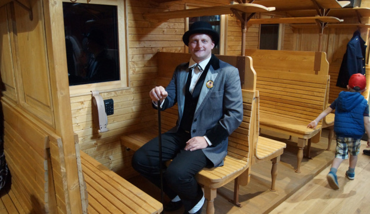 Zámek v Borovanech má novou stálou expozici. Přiblíží železnici v dobách našich babiček a dědečků