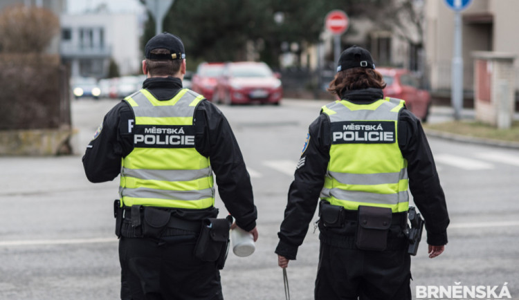 Namol opilá matka nemohla ani stát na nohou, její tříleté dítě si musela odvést sociální pracovnice