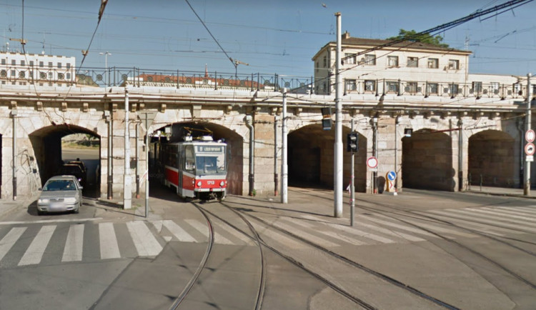 Mladé ženě přestal v dešti fungovat elektrický vozík. Uvízla pod viaduktem u nádraží