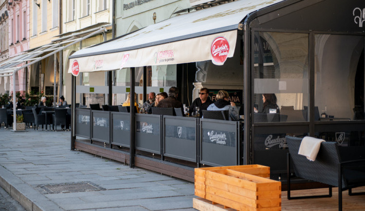 Studené jaro připravilo restaurace se zahrádkami o čtvrtinu tržeb