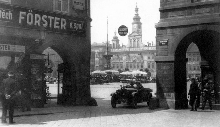 Průhled z Kanovnické od záložny na náměstí po roce 1929.