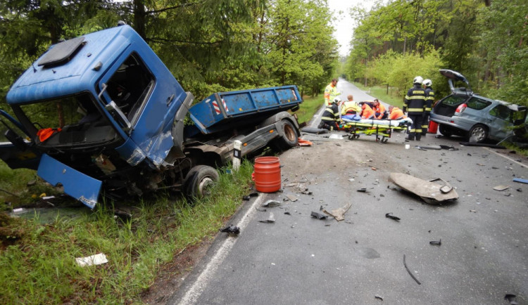 FOTO: V Plané se stala vážná dopravní nehoda. Na místo letěl vrtulník