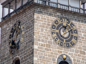 Hodiny na Černé věži po čtyřiceti letech září novotou. Speciální barvu vybírali památkáři