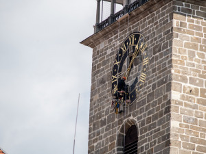 Hodiny na Černé věži po čtyřiceti letech září novotou. Speciální barvu vybírali památkáři