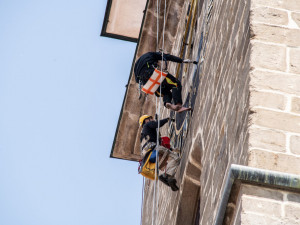 Hodiny na Černé věži po čtyřiceti letech září novotou. Speciální barvu vybírali památkáři