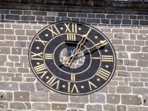 Hodiny na Černé věži po čtyřiceti letech září novotou. Speciální barvu vybírali památkáři