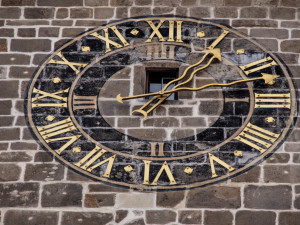 Hodiny na Černé věži po čtyřiceti letech září novotou. Speciální barvu vybírali památkáři