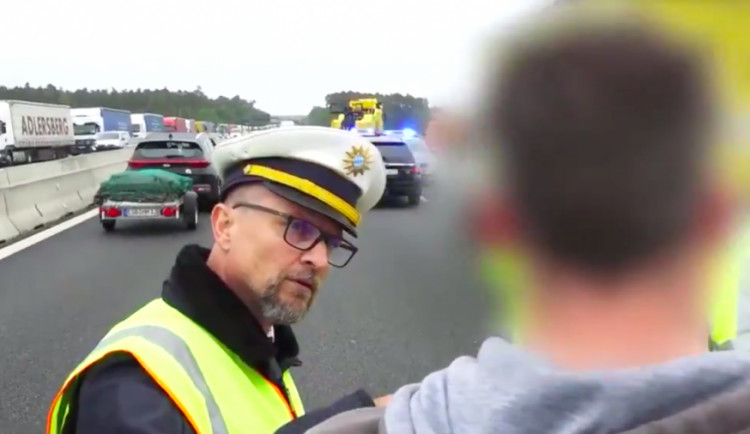 Chcete vidět mrtvé lidi? Vyfotit si je? Německý policista vyškolil českého řidiče