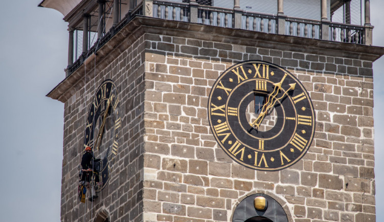 Hodiny na Černé věži po čtyřiceti letech září novotou. Speciální barvu vybírali památkáři