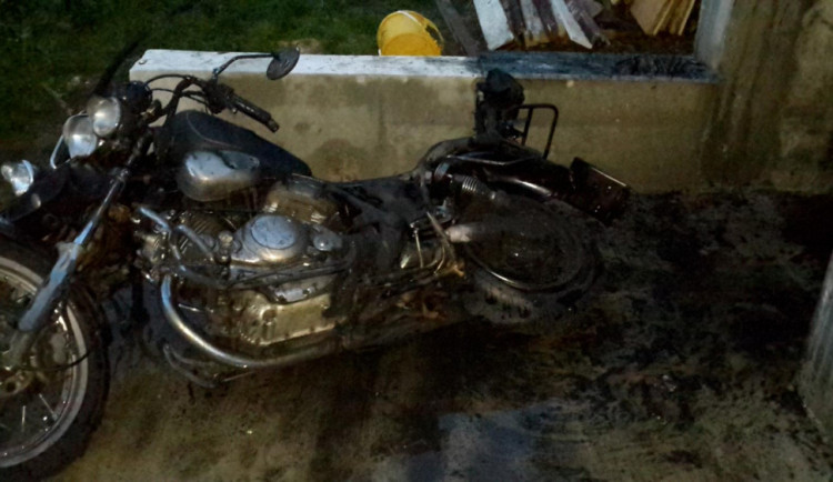 Na Rudolfově hořela motorka.