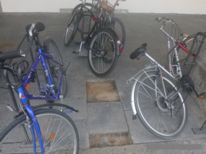 Stojany na kola se o víkendu staly terčem vandalů. Jeden ho vytrhl i s dlažbou