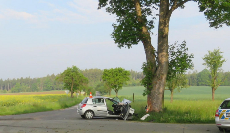 Po nárazu do stromu zemřel na Písecku mladý muž