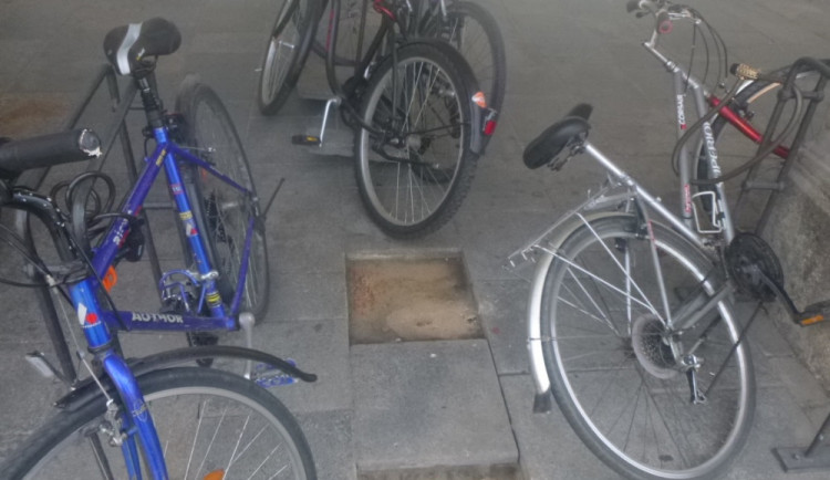 Posunutý stojan i s dlažbou.