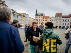 Budějcké náměstí zaplnili lidé. Máme toho dost, adresovali Babišovi