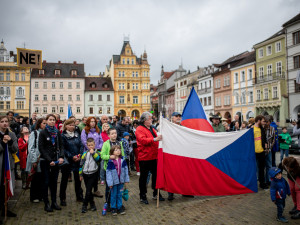 Budějcké náměstí zaplnili lidé. Máme toho dost, adresovali Babišovi