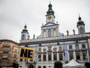 Budějcké náměstí zaplnili lidé. Máme toho dost, adresovali Babišovi