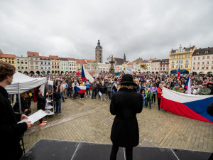 Budějcké náměstí zaplnili lidé. Máme toho dost, adresovali Babišovi