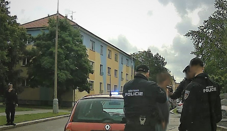 Opilý muž ujížděl strážníkům po chodníku a parkem na Sadech. Chtěl si vyzkoušet jaké to je