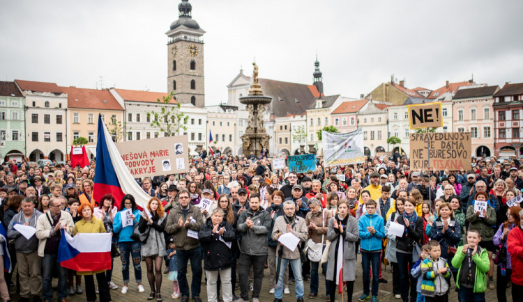 Budějcké náměstí zaplnili lidé. Máme toho dost, adresovali Babišovi
