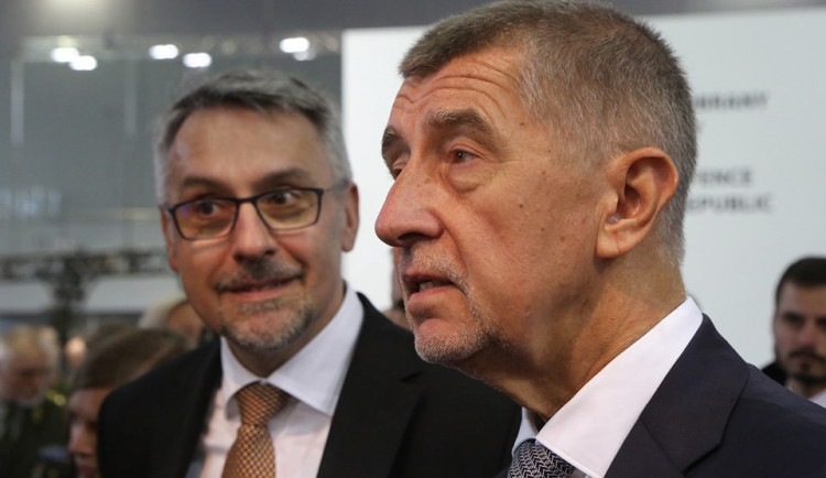 V Babišově letadle padl výstřel z pistole člena ochranky