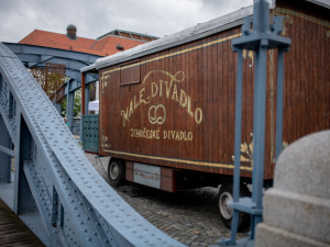 Stejskalkou a Širokou se proháněli umělci. Malé divadlo představilo Maringotku