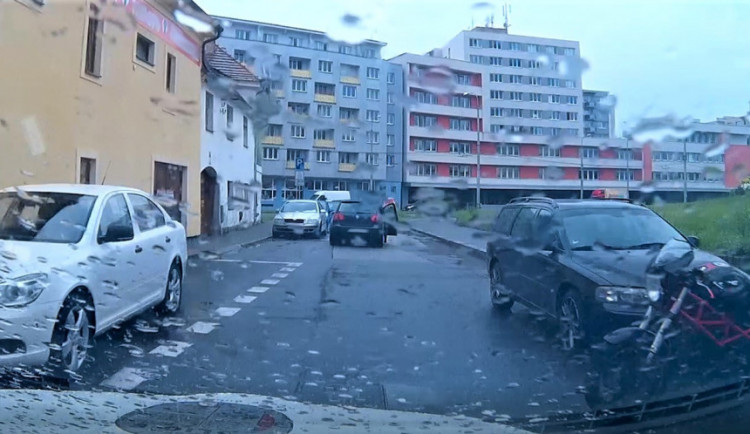 Muž bez řidičáku ujížděl strážníkům, nakonec utekl a v autě nechal kamarádku