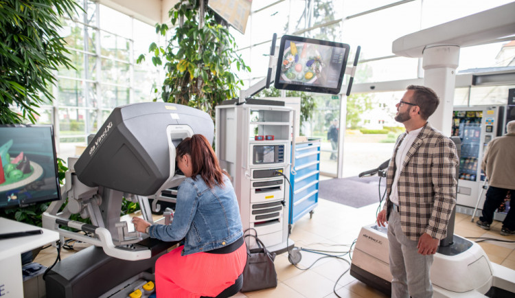 V budějcké nemocnici operuje Da Vinci. Specializuje se na nádorová onemocnění