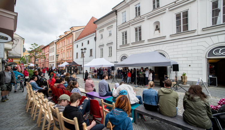 Stejskalkou a Širokou se proháněli umělci. Malé divadlo představilo Maringotku