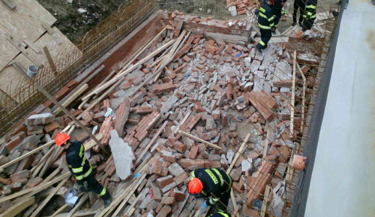 Při práci na klenbě se na čtyři muže zřítil sklep. Jednoho museli zdravotníci oživovat