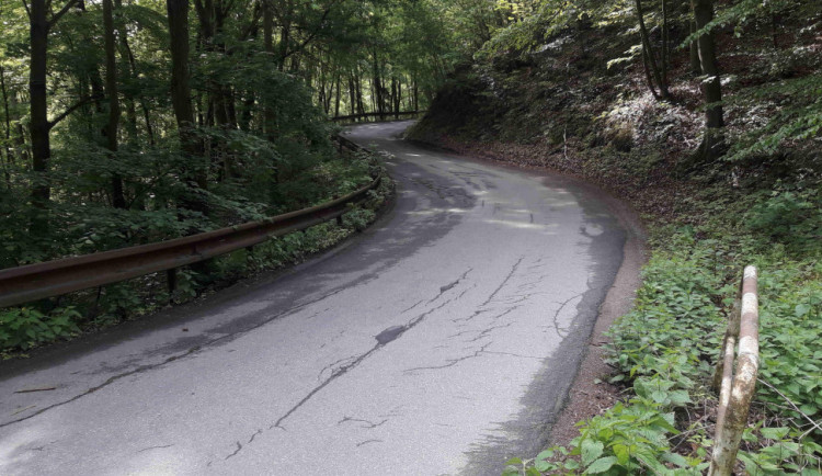 Od soboty se na celé léto uzavře silnice mezi Útěchovem a Adamovem