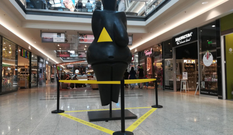 Ve Vaňkovce stojí obří Věstonická Venuše bez prsu. Upozorňuje tak na boj proti rakovině