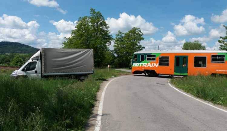Kriminalisté vyšetřují nehodu vlaku s dodávkou, škoda je sto tisíc