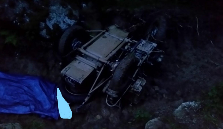 S řidičem motorky se utrhla krajnice, na místě zemřel