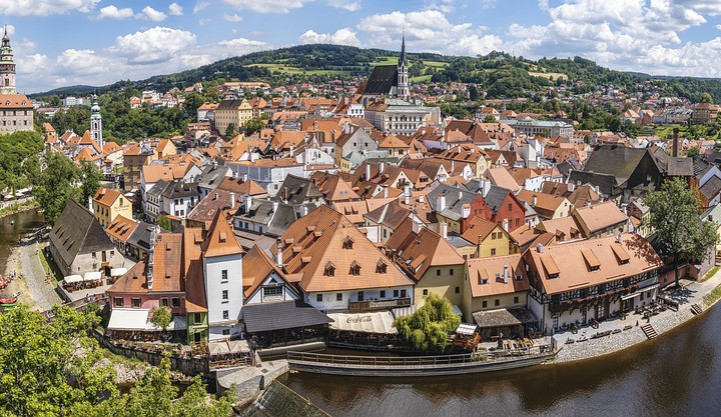 Krumlov zpoplatnil vjezd zájezdových autobusů do města. Strážníci budou rozdávat pokuty