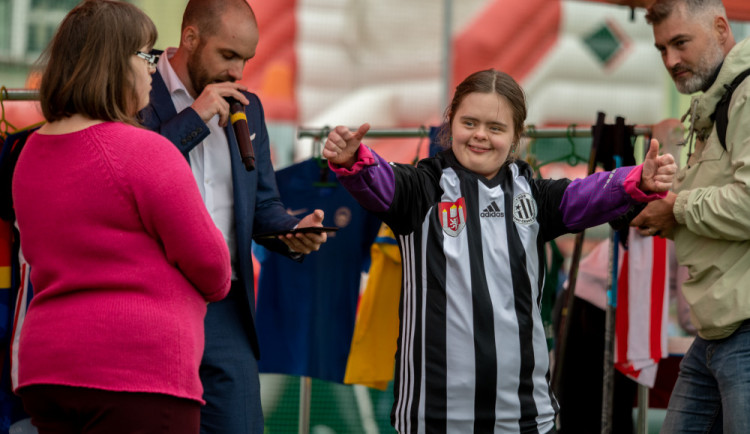 Pro Ovečku se vybralo přes sto tisíc, vydražil se dres Ronalda