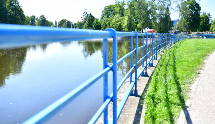 Město uvažuje o odstranění zábradlí u slepého ramene.
