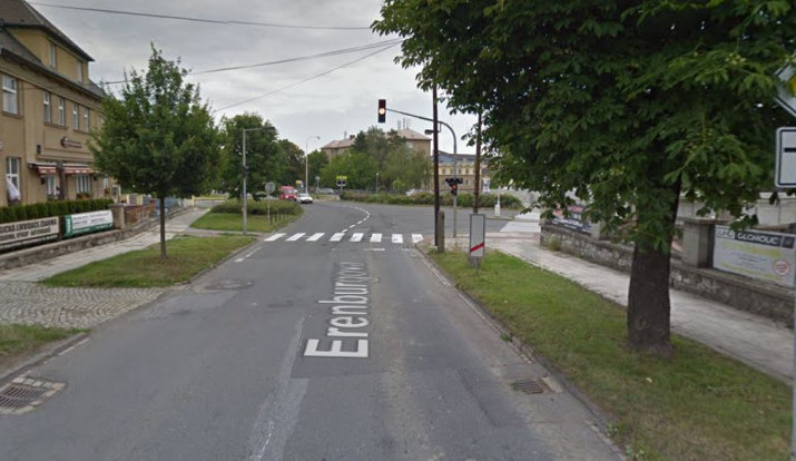 Zloděj ukradl z vozidel na staveništi v Erenburgově ulici téměř dvě stě litrů nafty