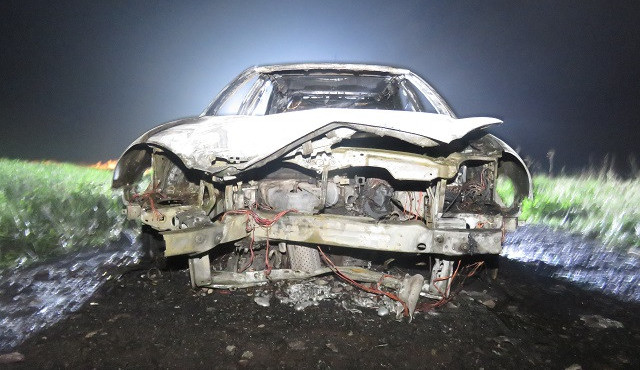 Mladík sedl za volant opilý a boural, jeho auto začalo hořet. Naštěstí stihl včas vystoupit