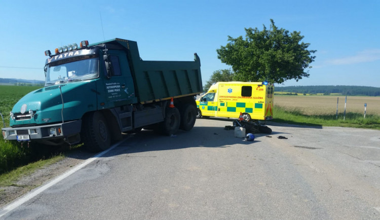 Na Jindřichohradecku se srazilo nákladní auto s motorkou. Její řidič nehodu nepřežil